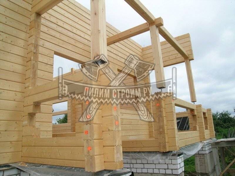 Дом из бруса в процессе строительства Дом из бруса в процессе строительства